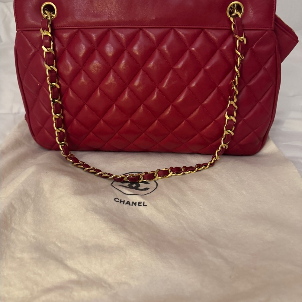 CHANEL Red Quilted Shoulder bag with 24k gold chains with intertwined leather